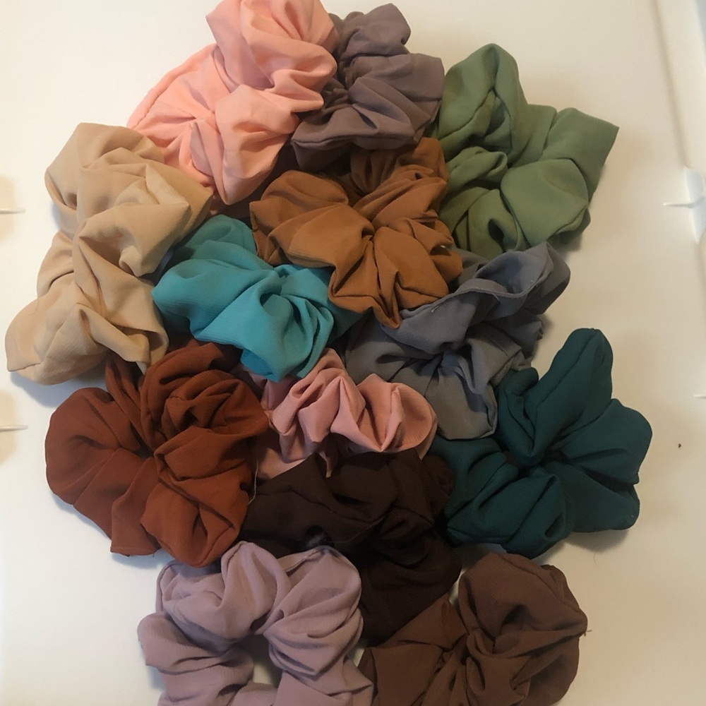 Group of 13 scrunchies